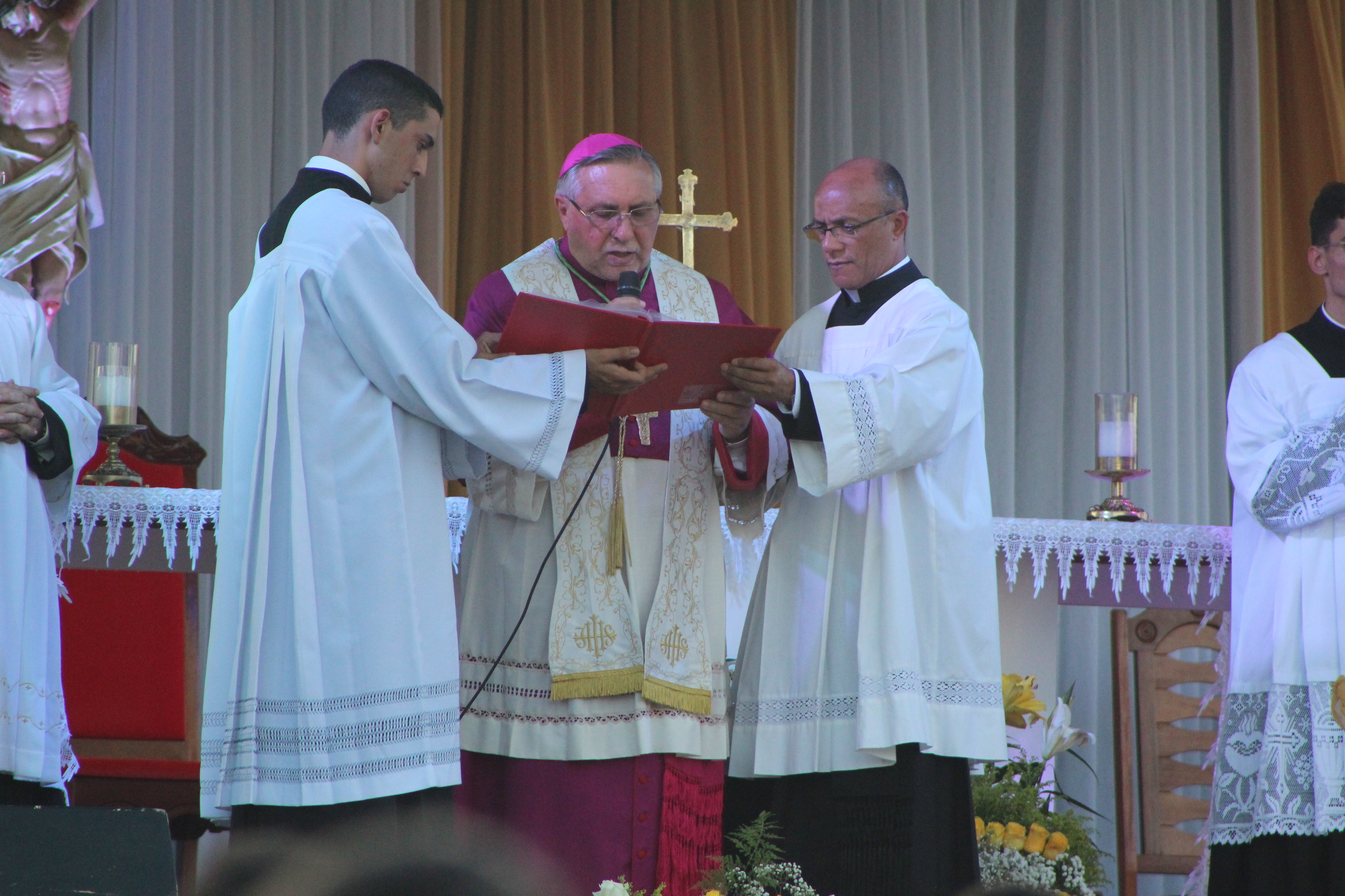 Bispo Dom Ângelo realizando a leitura do Decreto Jubilar