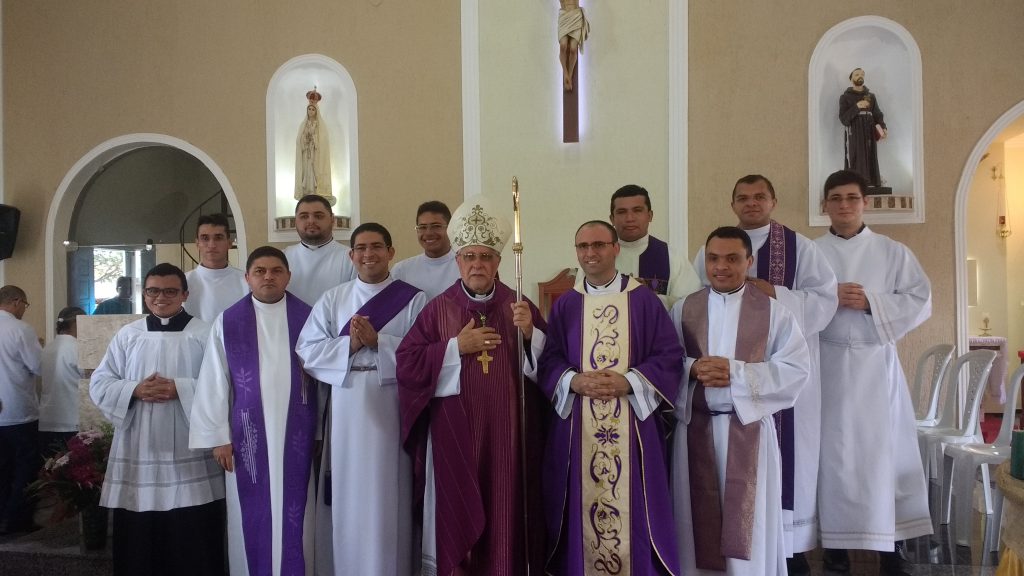 Dom Ângelo, Padres e Diácono Concelebrantes e Seminaristas (Foto: José Benevides)